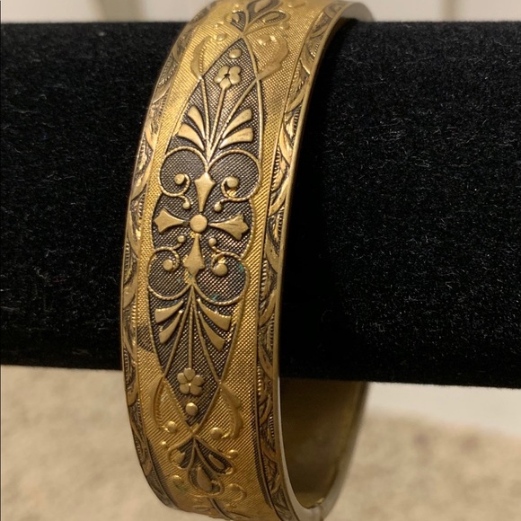 Vintage Jewelry - Vintage bangle bracelet with safety chain Vintage Jewelry - Vintage bangle bracelet with safety chain